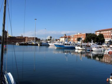 İskele balıkçı tekneleri demirleyen