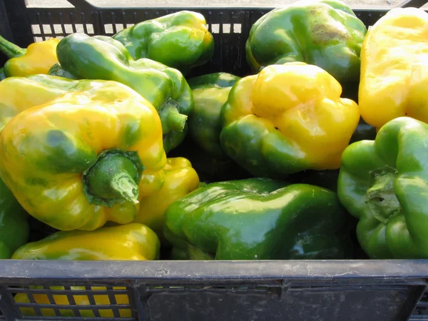 Green and yellow peppers in box — Stock Photo, Image