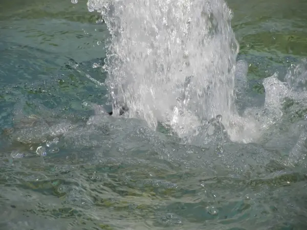 Spritzer Brunnenwasser an einem sonnigen Tag — Stockfoto