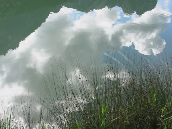 Petit lac de montagne avec reflets de nuages. Fie allo scilliar, Tyrol du Sud, Italie — Photo