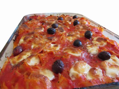 Ev pişmiş makarna beyaz zemin üzerine yaptı.