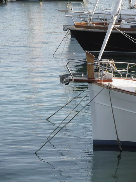 Poste di barche a vela di lusso ormeggiate nel porto di Marina di Pisa, Toscana, Italia — Foto Stock