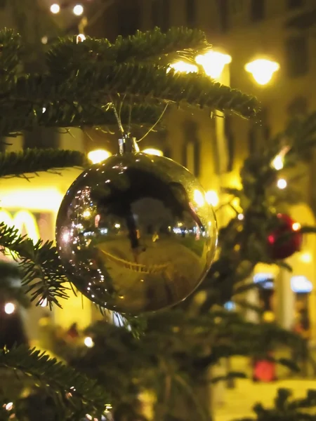 Χριστουγεννιάτικο δέντρο και χριστουγεννιάτικα στολίδια — Φωτογραφία Αρχείου