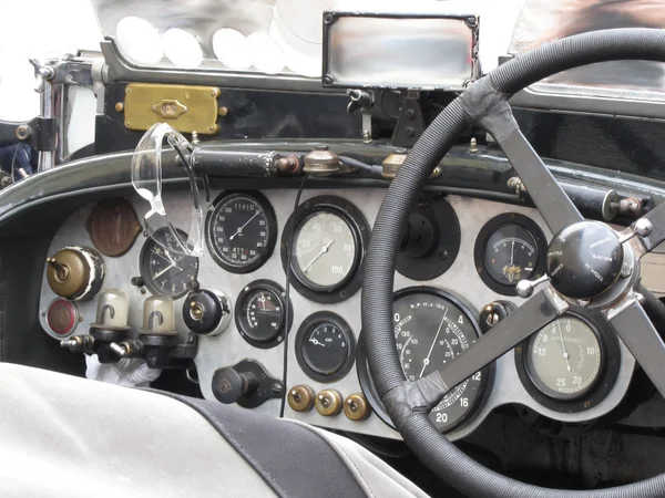 Pano ve direksiyon simidi İngiliz klasik spor araba beyaz arka plan üzerinde izole iç — Stok fotoğraf