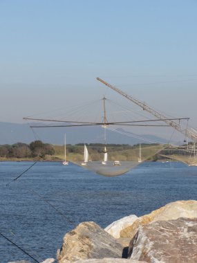 Tipik İtalyan Balık ağı boyunca nehre Arno Marina di Pisa, Toskana, İtalya
