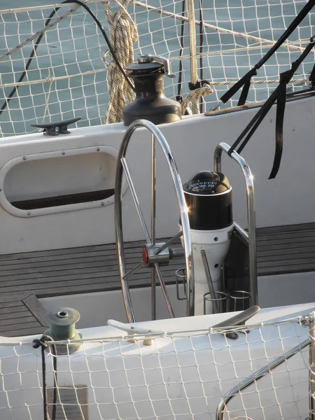 Rueda de control del barco de vela e implemento de navegación — Foto de Stock