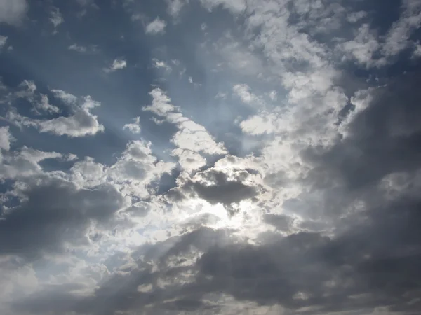 Sky with giants cumulonimbus clouds and sun rays through — Stock Photo, Image