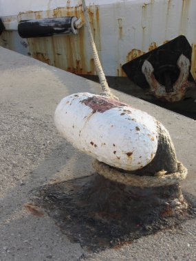 Eski paslı baba ve ip ile geleneksel liman pier üzerine balıkçı teknesi içinde belgili tanımlık geçmiş yıpranmış