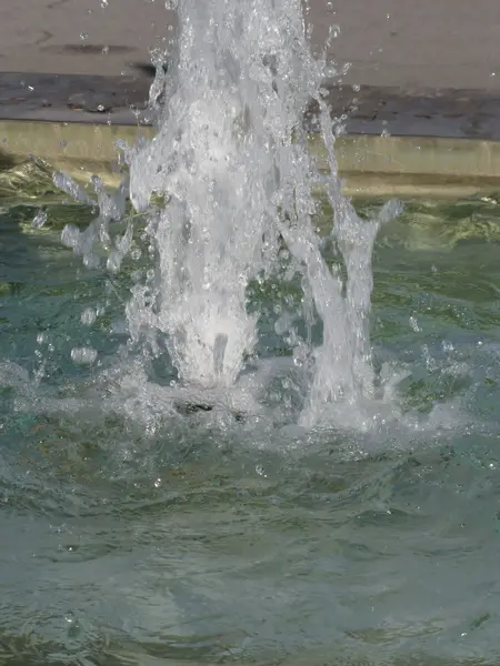 Splashes of fountain water in a sunny day — Stock Photo, Image