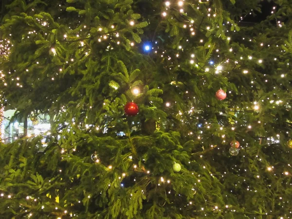 Vánoční stromeček a vánoční ozdoby — Stock fotografie
