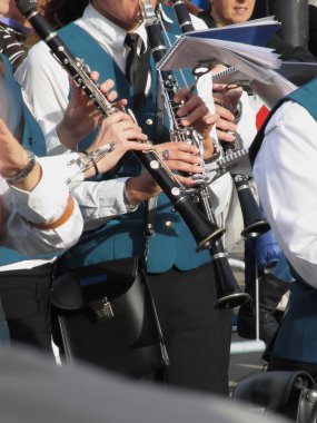 Orkestradaki müzisyenlerin elinde klarnetler