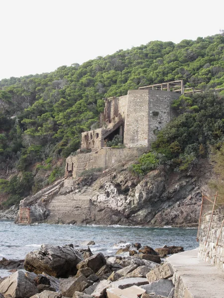 Ancienne structure industrielle utilisée dans le passé pour transporter le calcaire de la mine à la mer. Livourne, Toscane, Italie — Photo