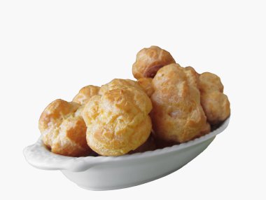 Lezzetli beignets choux pasta beyaz arka plan üzerinde izole kabuk oluşur