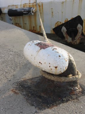 Eski paslı baba ve ip ile geleneksel liman pier üzerine balıkçı teknesi içinde belgili tanımlık geçmiş yıpranmış