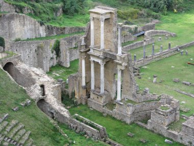 Volterra 'da antik bir Roma amfitiyatrosunun kalıntıları, Pisa ili, Toskana, İtalya