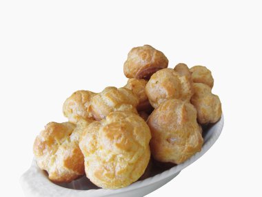 Lezzetli beignets choux pasta beyaz arka plan üzerinde izole kabuk oluşur