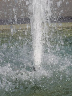 Çeşme su sıçramalarına güneşli bir günde