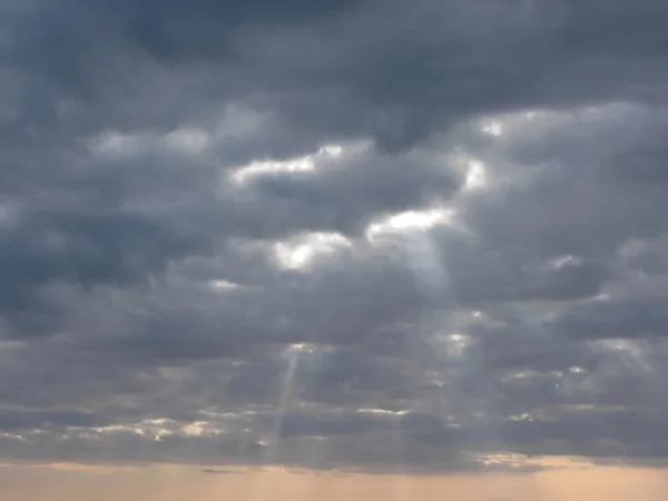 Dev kümülonimbus bulutları ve güneş ışınları ile gökyüzü — Stok fotoğraf