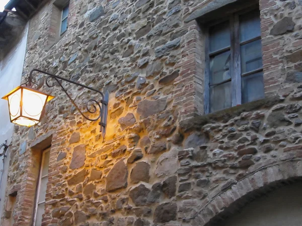 Sztuka ulicy lampy w średniowiecznej wiosce w zmierzchu. Toskania, Włochy — Zdjęcie stockowe