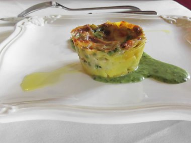 Ev yapımı lazanya sebze ve İtalyan peyniri pecorino beyaz tabakta denilen