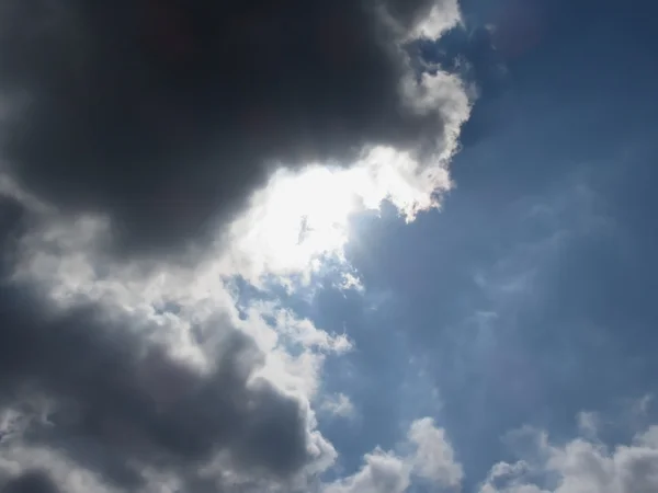 Sky with giants cumulonimbus clouds and sun rays through — Stock Photo, Image