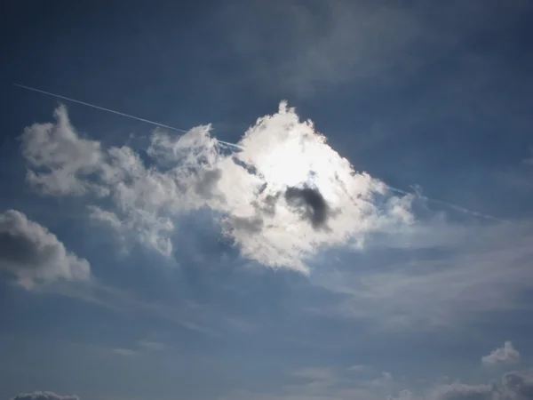 Sky with giants cumulonimbus clouds and sun rays through — Stock Photo, Image