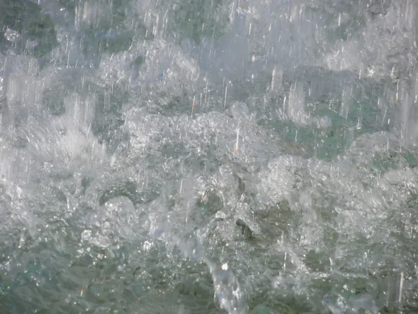 Salpicaduras de agua de fuente en un día soleado — Foto de Stock