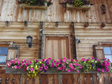 Bir ahşap dağ kabin önden görünümü. Sesto Dolomites, South Tyrol, İtalya