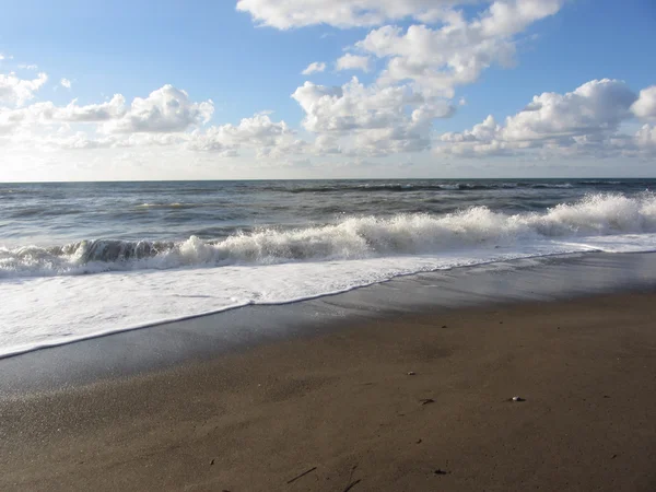 Хвилі моря на білопіщаному пляжі. Кастільйоне-делла-Пеская, провінція Гроссето (Італія) — стокове фото