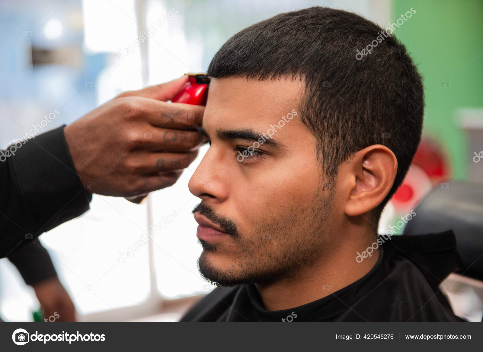 Jovem Americano Africano Com Barba Usando Maiô Disfarçado