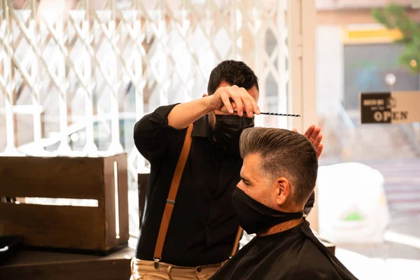 Dans Salon Coiffure Coiffeur Peigne Homme Adulte Avec Main Son — Photo