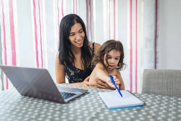 Latino Anya Teleworking Egy Laptop Ebédlőben Miközben Éves Lánya Boldogan — Stock Fotó