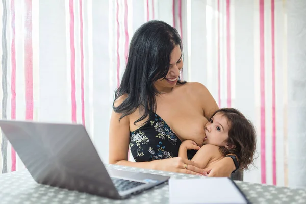Mother Teleworking Dining Room Table Laptop While Breastfeeding Her Baby — Stock Photo, Image