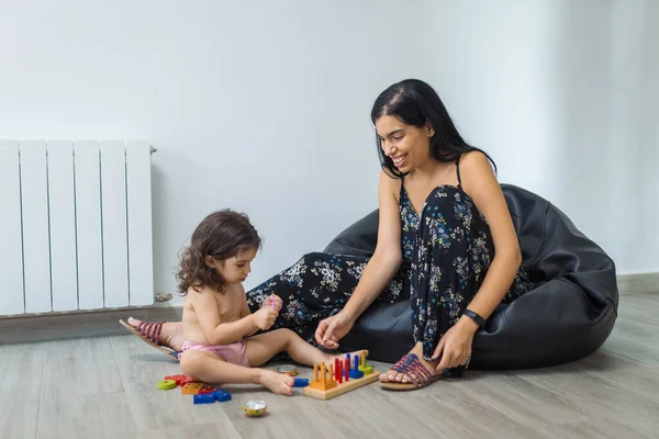 Bebê Menina Anos Joga Chão Com Brinquedos Quebra Cabeça Étnicos — Fotografia de Stock