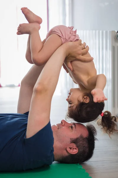 Padre Caucásico Hace Deporte Fitness Yoga Con Niña Madre Latina —  Fotos de Stock