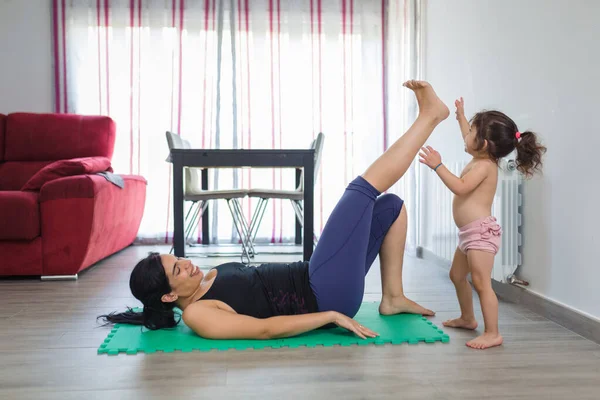 Latin Anne Evde Yoga Fitness Hareketleri Yapıyor Yaşındaki Kızıyla Birlikte — Stok fotoğraf