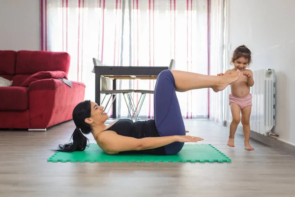 Mãe Latina Pratica Ioga Posturas Fitness Casa Tapete Com Sua — Fotografia de Stock