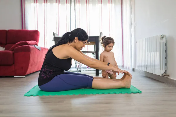 Madre Latina Practica Yoga Posturas Fitness Casa Una Alfombra Con —  Fotos de Stock