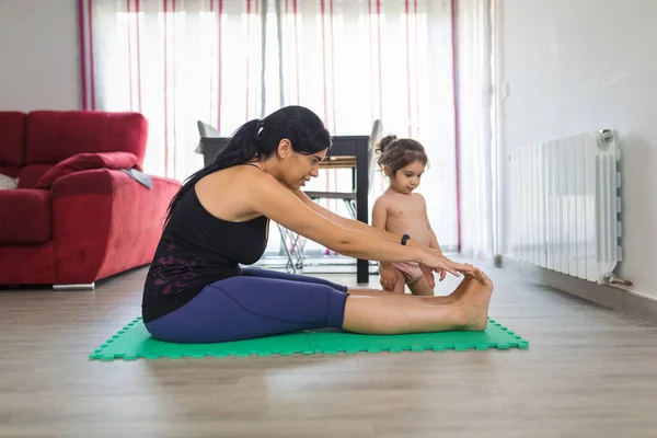 Latin Anne Evde Yoga Fitness Hareketleri Yapıyor Yaşındaki Kızıyla Birlikte — Stok fotoğraf