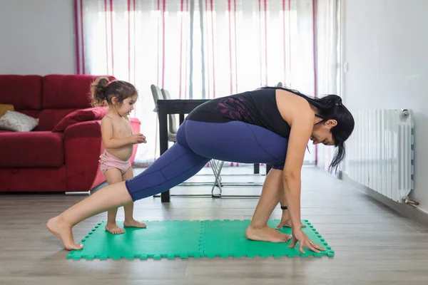 Latin Anne Evde Yoga Fitness Hareketleri Yapıyor Yaşındaki Kızıyla Birlikte — Stok fotoğraf