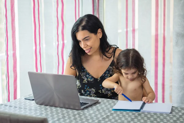 Latino Anya Teleworking Egy Laptop Ebédlőben Miközben Éves Lánya Boldogan — Stock Fotó