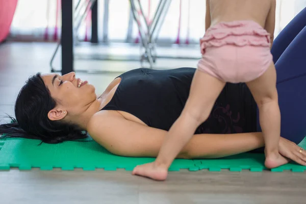 Mãe Latina Pratica Ioga Posturas Fitness Casa Tapete Com Sua — Fotografia de Stock