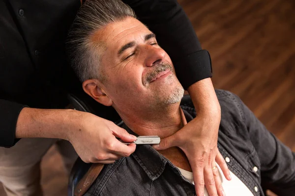 Las Manos Barbero Caucásico Punto Afeitar Barba Cliente Con Una — Foto de Stock