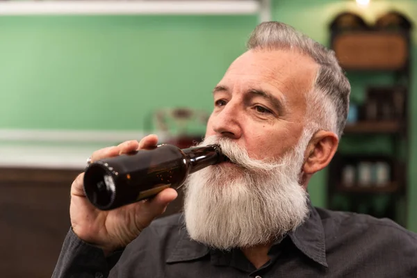 Older Caucasian Bearded Man Bearded Model Retro Hipster Bar Drinks — Stock Photo, Image