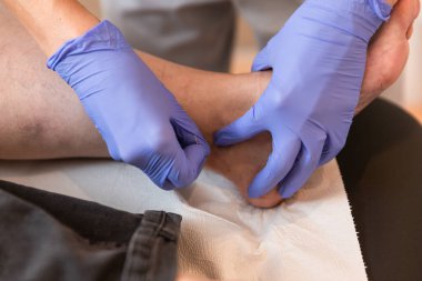 Fizyoterapist hastaya kuru iğneyle tedavi uyguluyor.