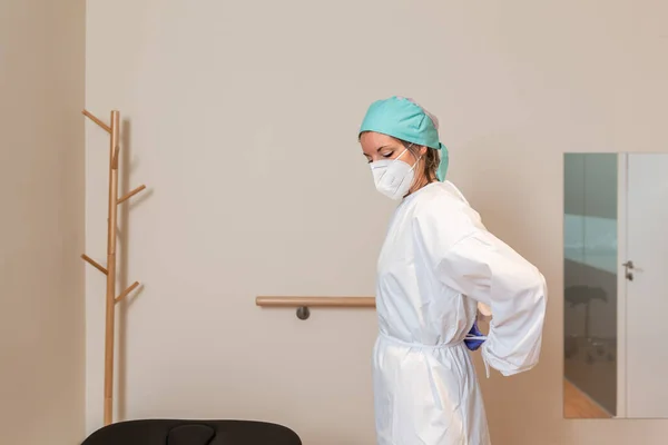 Női sebész vagy nővér portréja védőegyenruhában — Stock Fotó