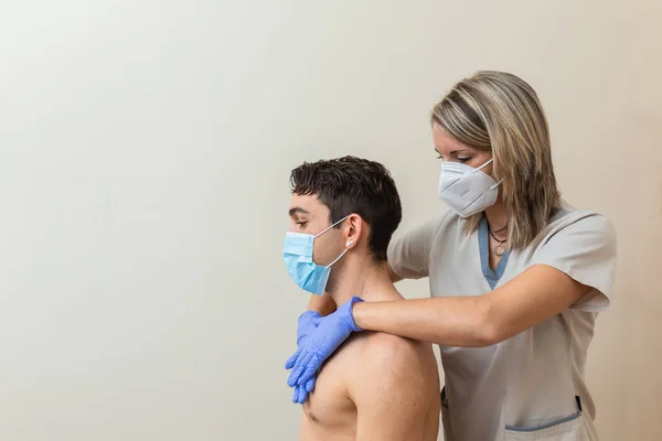 戴面具的妇女理疗师做按摩。颈椎操作，推力 — 图库照片