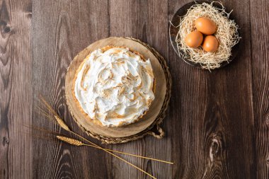 Kütüğün üstünde limonlu turta ve ahşap masa. zenital görünüm