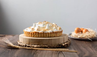 Kütüğün üstünde limonlu turta ve ahşap masa. ön görünüm