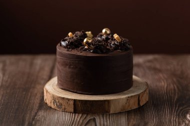 Çikolatalı pastanın önü, çikolata parçalı, ahşap masa..